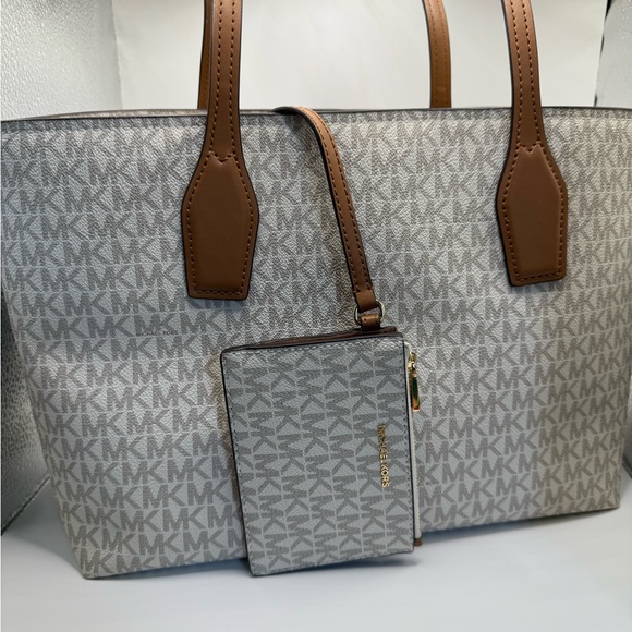 Michael Kors Charlie Tote W Zip case NWT - Picture 7 of 10
